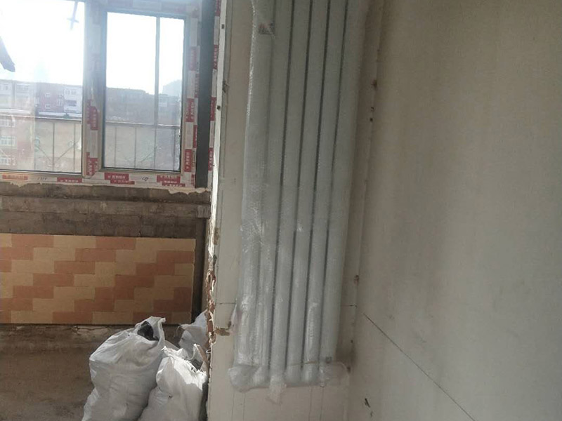 暖氣定位安裝：在墻上和地板上進行開槽，將暴露在外的管線埋藏起來，槽的深度或?qū)挾刃鑼ｉT的暗黃人員，結(jié)合實際情況進行處理。根據(jù)先前設(shè)計的安裝位置開采鋪設(shè)支管，鋪設(shè)完成后可根據(jù)實際需求在支管鋪設(shè)鋼槽對管道進行保護，然后封閉系統(tǒng)進行打壓注水。安裝分水器的時候注意保持與地面平行，結(jié)束后切記將分水器擦干。壓力測試是安裝暖氣片尤為重要的一步，測試前關(guān)閉主管連接閥門，然后開啟暖氣片進水閥用試壓設(shè)備來測試，實驗壓力應(yīng)為正常使用壓力的1.5倍，且不能小于整個小區(qū)的測試壓力，3-5分鐘內(nèi)沒有任何滲漏情況即可。平穩(wěn)放置暖氣片，將閥門連接件和進出口閥門連在一起，檢測暖氣片是否平直，確保管路安裝無特殊情況發(fā)生，然后加固連接點的螺絲。