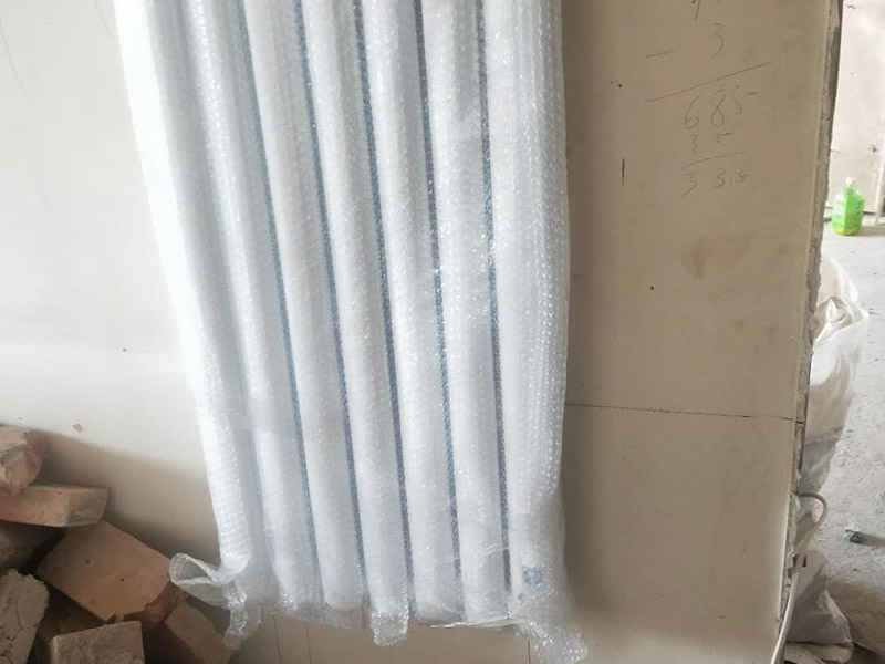 暖氣定位安裝：在墻上和地板上進行開槽，將暴露在外的管線埋藏起來，槽的深度或?qū)挾刃鑼ｉT的暗黃人員，結(jié)合實際情況進行處理。根據(jù)先前設(shè)計的安裝位置開采鋪設(shè)支管，鋪設(shè)完成后可根據(jù)實際需求在支管鋪設(shè)鋼槽對管道進行保護，然后封閉系統(tǒng)進行打壓注水。安裝分水器的時候注意保持與地面平行，結(jié)束后切記將分水器擦干。壓力測試是安裝暖氣片尤為重要的一步，測試前關(guān)閉主管連接閥門，然后開啟暖氣片進水閥用試壓設(shè)備來測試，實驗壓力應(yīng)為正常使用壓力的1.5倍，且不能小于整個小區(qū)的測試壓力，3-5分鐘內(nèi)沒有任何滲漏情況即可。平穩(wěn)放置暖氣片，將閥門連接件和進出口閥門連在一起，檢測暖氣片是否平直，確保管路安裝無特殊情況發(fā)生，然后加固連接點的螺絲。