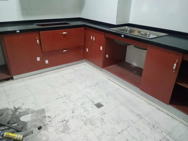 櫥柜門維修安裝：櫥柜門和櫥柜之間不是越緊密越好，安裝的時候要注意留有一定的空隙，這樣才不會影響使用，尤其是在有抽屜的情況下，抽屜的位置和推拉的角度一定要和櫥柜門結(jié)合好，一般來說，櫥柜門和抽屜之間的距離應(yīng)該要留出17厘米左右。而且軌道的安裝也是要留好尺寸的，一般來說上軌道和下軌道需要留出來的空隙是不一樣的，上軌道需要留出來8厘米左右，下軌道需要留出來10厘米左右。