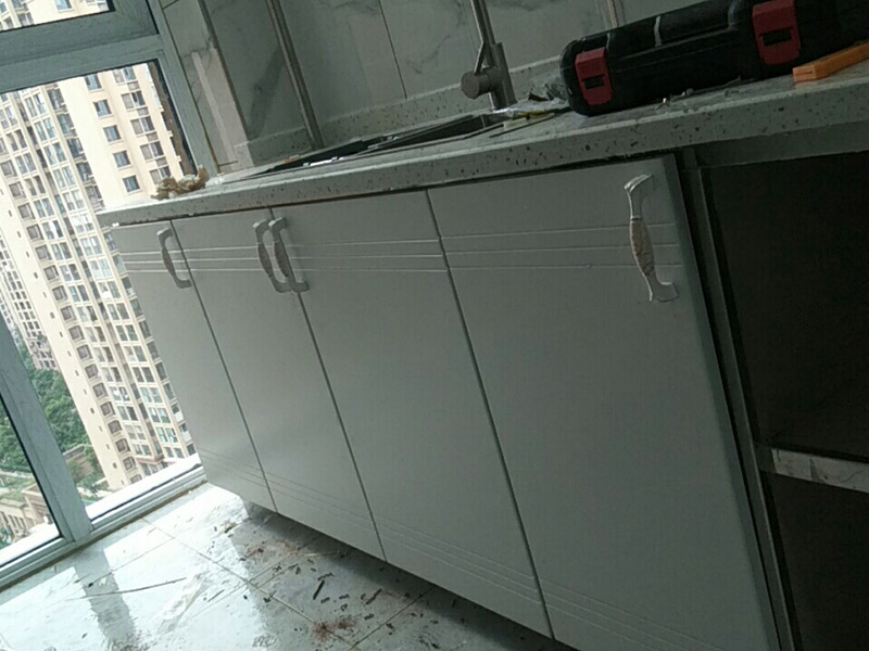 櫥柜打孔安裝：1.需要打孔的位置預(yù)先標(biāo)定,保證水平。(注意墻內(nèi)相應(yīng)位置不要有水電線路)2.用玻璃鉆頭在瓷磚上打孔時(shí),先傾斜方向打出個(gè)坑坑來(lái);不然瓷磚太光滑不好;或者不是全瓷磚,用釘子直接弄出個(gè)小坑來(lái);再想精確,也可以用一個(gè)已經(jīng)有孔(大小合適)的板套著最好。3.套著打出個(gè)淺痕就可以拿掉的孔板,然后。提前準(zhǔn)備個(gè)水瓶,瓶蓋上鉆個(gè)孔,瓶里灌滿水。然后,打孔時(shí)要同時(shí)把水滋到鉆頭和瓷磚接觸部位;尤其是全瓷磚,一定要有水哦。