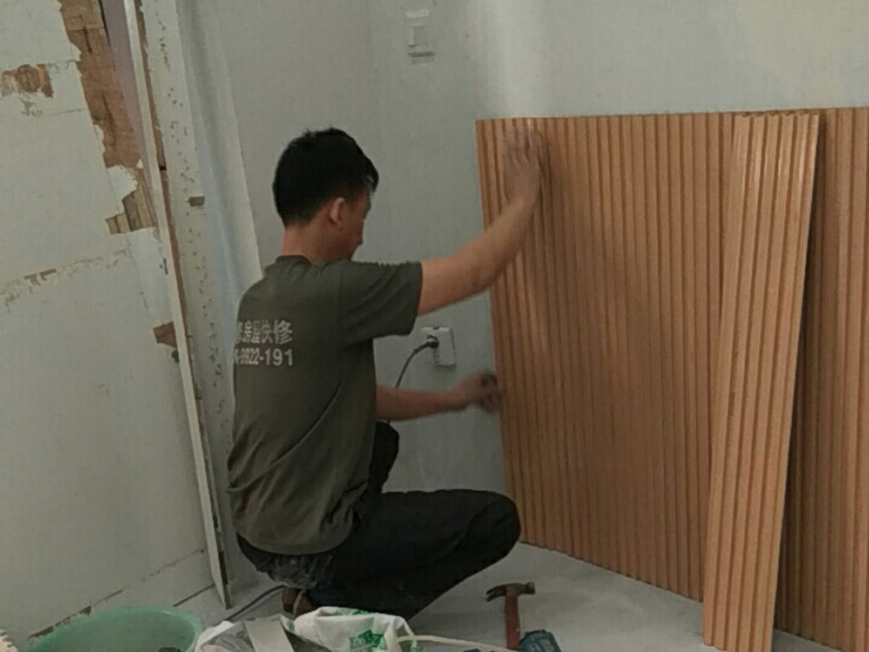 護(hù)墻板安裝：首先，就是要將挑選的護(hù)墻板，按照墻面的高度，寬度，用電鋸切割成一個(gè)一個(gè)的等高的板塊，這樣便于護(hù)墻板的安裝。護(hù)墻板切割好后，需要將護(hù)墻板先固定在墻面上，扣上卡子，用鋼槍將其固定在墻上。再將下一個(gè)板塊與上一個(gè)板塊縫隙處扣緊，依次裝上。在拐角處的地方安裝護(hù)墻板時(shí)，要注意在墻板的背面打上免釘膠，便于固定。在遇到墻面有插座的地方或者是有線帶的地方的時(shí)候，還需要在將護(hù)墻板再次的進(jìn)行切割，空出插座或是電線電纜的地方，再進(jìn)行安裝。