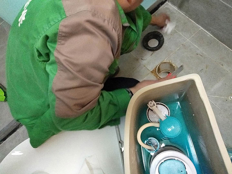 馬桶漏水檢查維修：請確保抽水馬桶的閉水閥處于關(guān)閉位置。拆除閥柱塞后,如果密封圈零件中那個出現(xiàn)故障,水就會越過閥柱塞不斷流出來,抽水馬桶就會不停的流逝,請檢查所有墊片如有損壞進(jìn)行更換。如果浮球閥是密封的,將它整個換掉。取出水箱中的舊裝置,將水箱內(nèi)外所有連接處的墊片拆下并保管好,新閥件中可能帶有新墊片,但你應(yīng)當(dāng)將舊零件保留到安裝新裝置時,以免新裝置在安裝過程中受損。