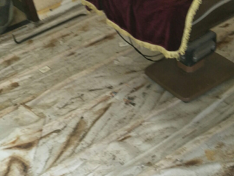 地板拆除維修：先從踢腳線的開始拆，用平口啰嗦刀沿著踢腳線開始劃開。把踢腳線劃開后，就能把踢腳邊取下。這個時候地板就松動了，再順著松動的地板移動，讓更大面積的地板繼續(xù)松動。只到能方便取下，再動手取地板。拆地板的時候，不要亂拆，要順著地板的順序拆。一塊一塊的拆下，在拆的過程中若不好取，就要螺絲刀幫忙，就好拆多了。雖然舊地板還能有利于價值，所以拆的時候要盡量保存完整。但在拆地板的時候，即使再小心都會有破損的，所以要有這些心理準(zhǔn)備。待舊地板完全拆完后，把地面清掃干凈。再晾一段時間才能重新裝地板，因此潮濕的地面是不適合裝地板的，等完全干燥透了再鋪新的地板。