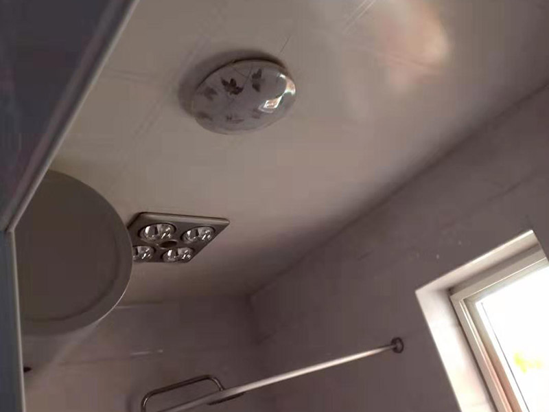 衛(wèi)生間吊頂拆除翻新：1、原有吊頂裝飾物拆除時，應(yīng)注意盡量拆除干凈，不保留原吊頂裝飾結(jié)構(gòu)。尤其是原吊頂內(nèi)的吊桿、掛件等承載吊頂重量的結(jié)構(gòu)必須拆除，這主要是從今后的安全考慮的。 2、拆除時要先切斷電源，原有的吊頂內(nèi)電路管線盡量拆除，不要再考慮繼續(xù)使用，因為原吊頂內(nèi)電路已經(jīng)基本沒有利用價值。 3、拆除時要考慮原吊頂內(nèi)的設(shè)備和設(shè)施的安全，很多上世紀的老房吊頂內(nèi)都有暖氣管路，還有一些住宅是中央空調(diào)系統(tǒng)，要避免因拆除時不注意損壞管線和設(shè)備。 4、廚房和衛(wèi)生間拆除原吊頂時要避免損壞通風道和煙道。