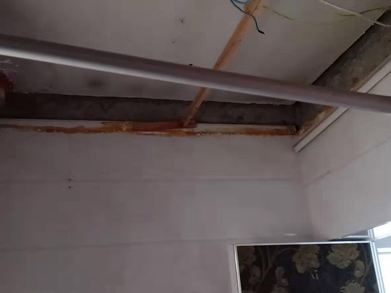 衛(wèi)生間吊頂拆除翻新：1、原有吊頂裝飾物拆除時，應(yīng)注意盡量拆除干凈，不保留原吊頂裝飾結(jié)構(gòu)。尤其是原吊頂內(nèi)的吊桿、掛件等承載吊頂重量的結(jié)構(gòu)必須拆除，這主要是從今后的安全考慮的。 2、拆除時要先切斷電源，原有的吊頂內(nèi)電路管線盡量拆除，不要再考慮繼續(xù)使用，因為原吊頂內(nèi)電路已經(jīng)基本沒有利用價值。 3、拆除時要考慮原吊頂內(nèi)的設(shè)備和設(shè)施的安全，很多上世紀的老房吊頂內(nèi)都有暖氣管路，還有一些住宅是中央空調(diào)系統(tǒng)，要避免因拆除時不注意損壞管線和設(shè)備。 4、廚房和衛(wèi)生間拆除原吊頂時要避免損壞通風道和煙道。