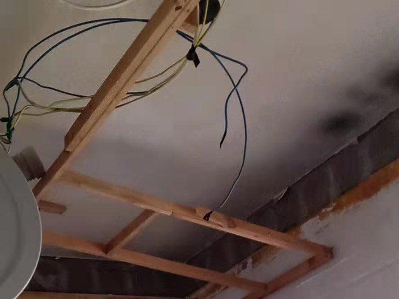 衛(wèi)生間吊頂拆除翻新：1、原有吊頂裝飾物拆除時，應(yīng)注意盡量拆除干凈，不保留原吊頂裝飾結(jié)構(gòu)。尤其是原吊頂內(nèi)的吊桿、掛件等承載吊頂重量的結(jié)構(gòu)必須拆除，這主要是從今后的安全考慮的。 2、拆除時要先切斷電源，原有的吊頂內(nèi)電路管線盡量拆除，不要再考慮繼續(xù)使用，因為原吊頂內(nèi)電路已經(jīng)基本沒有利用價值。 3、拆除時要考慮原吊頂內(nèi)的設(shè)備和設(shè)施的安全，很多上世紀的老房吊頂內(nèi)都有暖氣管路，還有一些住宅是中央空調(diào)系統(tǒng)，要避免因拆除時不注意損壞管線和設(shè)備。 4、廚房和衛(wèi)生間拆除原吊頂時要避免損壞通風道和煙道。