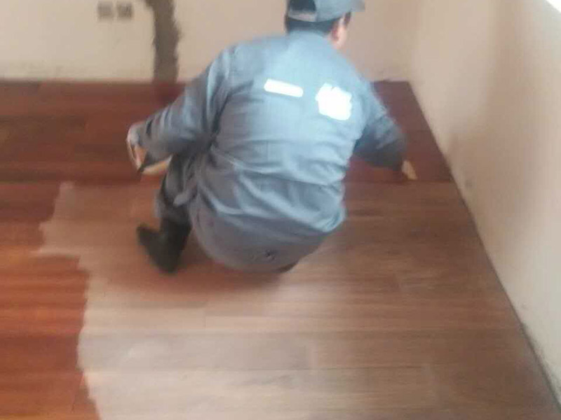 地板打磨翻新：1，首先是用打磨設(shè)備打磨地板，對(duì)室內(nèi)的地板進(jìn)行幾次打磨，先快速打磨一遍，然后再慢慢地打磨，讓塵蒙多日的地板逐漸顯現(xiàn)出它昔日的光澤。 2，是對(duì)地板進(jìn)行修補(bǔ)，在比較大的縫隙里用水性膩?zhàn)友a(bǔ)上，選用的顏色當(dāng)然是和地板相似的。3，上漆，把地板打磨后，填平縫隙，就開始刷一遍底漆。等待底漆干透后，上第二遍面漆，等面漆干透后，就可以刷第二遍面漆。 4，上蠟，整個(gè)過程需要10天左右的時(shí)間吧，到時(shí)候你家的地板就會(huì)煥然一新了。