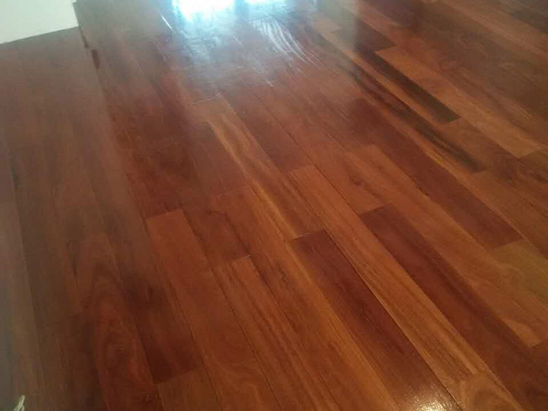 地板打磨翻新：1，首先是用打磨設(shè)備打磨地板，對(duì)室內(nèi)的地板進(jìn)行幾次打磨，先快速打磨一遍，然后再慢慢地打磨，讓塵蒙多日的地板逐漸顯現(xiàn)出它昔日的光澤。 2，是對(duì)地板進(jìn)行修補(bǔ)，在比較大的縫隙里用水性膩?zhàn)友a(bǔ)上，選用的顏色當(dāng)然是和地板相似的。3，上漆，把地板打磨后，填平縫隙，就開始刷一遍底漆。等待底漆干透后，上第二遍面漆，等面漆干透后，就可以刷第二遍面漆。 4，上蠟，整個(gè)過程需要10天左右的時(shí)間吧，到時(shí)候你家的地板就會(huì)煥然一新了。