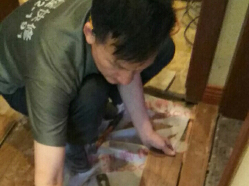 室內(nèi)過道地板鋪貼：地面如果不平整，會導致后期地板翹起等現(xiàn)象出現(xiàn)。首先就需要找平地面。平整度誤差大或與其他地面材料高差大的地面，建議用水泥沙漿作全面找平，否則只需要用防水膠混合水泥砂漿做局部找平處理。 地面找平處理后，注意檢查。尤其是門開合的地方，可以試著鋪上地板，仔細查看門是否開合順暢，如果開合遇阻，需要重新找平。鋪裝地板前，最好對地面進行清潔。對地面進行防水防潮處理，有利于地板的經(jīng)久耐用。地板墊還有減震和保持地面平整的作用，比如哪里有點不平，可以鋪兩層。