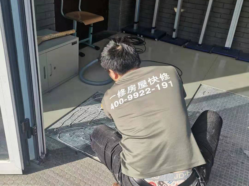 地磚空鼓維修：如果是發(fā)現(xiàn)單塊的地磚空鼓超過標(biāo)準，可以要求裝修人員把磚撬開了重鋪。方法就是取出空鼓的地磚，可利用吸盤，平直的吊出，然后再按照規(guī)范要求進行鋪貼。如果只是小部分松動，可以把磚縫清理干凈，用水把地面充分潤濕，用水泥漿對膠水，用膠榔頭輕輕打擊，使水泥漿滲入，滲入后用重物壓使干后就可；如果是一半以上就要重新處理，膠榔頭輕輕打擊地磚，使地磚完全松動，清理縫隙，取出 地磚，鑿打地面重新粘貼就可以了；