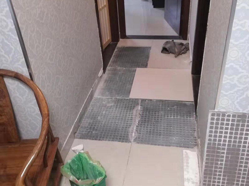 地面瓷磚拆除更換：拆除瓷磚時要用電，而電是從客廳臨時拉的，為了避免在施工過程中發(fā)生觸電的現(xiàn)象，將電拉進衛(wèi)生間內(nèi)。其次，舊房改造拆除瓷磚時可以用沖擊電鉆，這種工具方便快捷，可自由更換。但在使用前應(yīng)檢查其是否靈活，可以通過空轉(zhuǎn)一分鐘的方法進行檢驗。用完之后及時進行清理。，梯子也是必不可少的工具之一，它可以幫助工人拆掉處于高處的瓷磚，還可以架起臨時插座。拆磚應(yīng)從下至上進行，在施工過程中對地面及時進行處理，以免因垃圾過多從而影響后面的工作。同時要處理好房內(nèi)的防水層。拆除插座與水龍頭附近的瓷磚時應(yīng)小心，以免損壞水電設(shè)備。