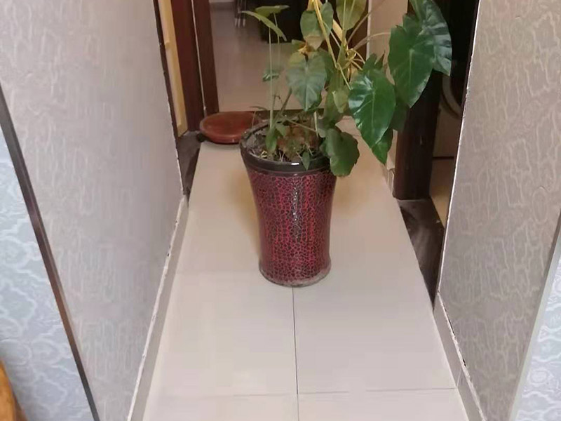地面瓷磚拆除更換：拆除瓷磚時要用電，而電是從客廳臨時拉的，為了避免在施工過程中發(fā)生觸電的現(xiàn)象，將電拉進衛(wèi)生間內(nèi)。其次，舊房改造拆除瓷磚時可以用沖擊電鉆，這種工具方便快捷，可自由更換。但在使用前應(yīng)檢查其是否靈活，可以通過空轉(zhuǎn)一分鐘的方法進行檢驗。用完之后及時進行清理。，梯子也是必不可少的工具之一，它可以幫助工人拆掉處于高處的瓷磚，還可以架起臨時插座。拆磚應(yīng)從下至上進行，在施工過程中對地面及時進行處理，以免因垃圾過多從而影響后面的工作。同時要處理好房內(nèi)的防水層。拆除插座與水龍頭附近的瓷磚時應(yīng)小心，以免損壞水電設(shè)備。