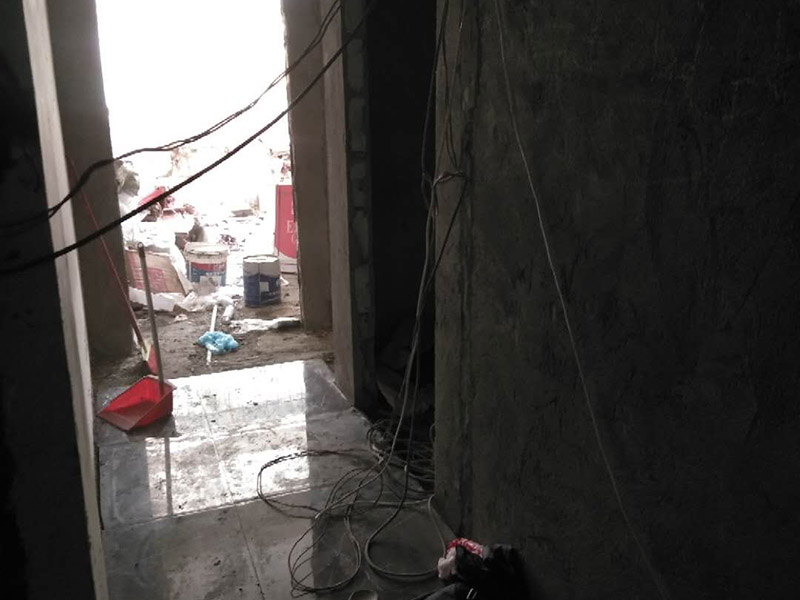 地面瓷磚鋪貼：1、混凝土地面應(yīng)將基層鑿毛，鑿毛深度5~10毫米，鑿毛痕的間距為30毫米左右。之后，清凈浮灰，砂漿、油漬，產(chǎn)散水刷少將地面。 2、鋪貼前應(yīng)彈好線，在地面彈出與門道口成直角的基準(zhǔn)線,彈線應(yīng)從門口開始,以保證進(jìn)口處為整磚,非整磚置于陰角或家具下面,彈線應(yīng)彈出縱橫定位控制線。 3、鋪貼陶瓷地面磚前，應(yīng)先將陶瓷地面磚浸泡陰干。 4、鋪貼時，水泥砂漿應(yīng)飽滿地抹在陶瓷地面磚背面，鋪貼后用橡皮棰敲實(shí)。同時，用水平尺檢查校正，擦凈表面水泥砂漿。 5、鋪貼完2~3小時后，用白水泥擦縫，用水泥、砂子=1：1(體積比)的水泥砂漿,縫要填充密實(shí),平整光滑。再用棉絲將表面擦凈。