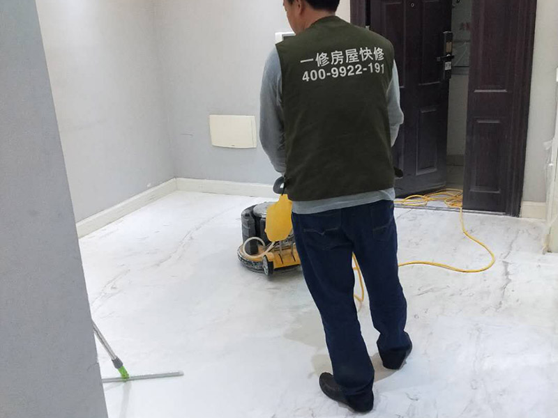 地面石材打磨翻新：用干燥清潔的地拖清理干凈，地面無沙粒、雜質(zhì)。石材表面整體清理完成后，用云石膠對每塊石材上面小的破損點和石材中縫進行修補；待云石膠干燥以后，使用打磨機對整體地面進行打磨，整體橫向打磨，重點打磨石材間的嵌縫膠處以及邊緣處，保持整體石材地面平整。完成第一遍的打磨，重新進行云石膠嵌縫，嵌縫完成繼續(xù)進行第二次打磨，再用石材翻新機配上鋼金石水磨片由粗到細，共需完成七次打磨打磨最終地面整體平整、光滑。