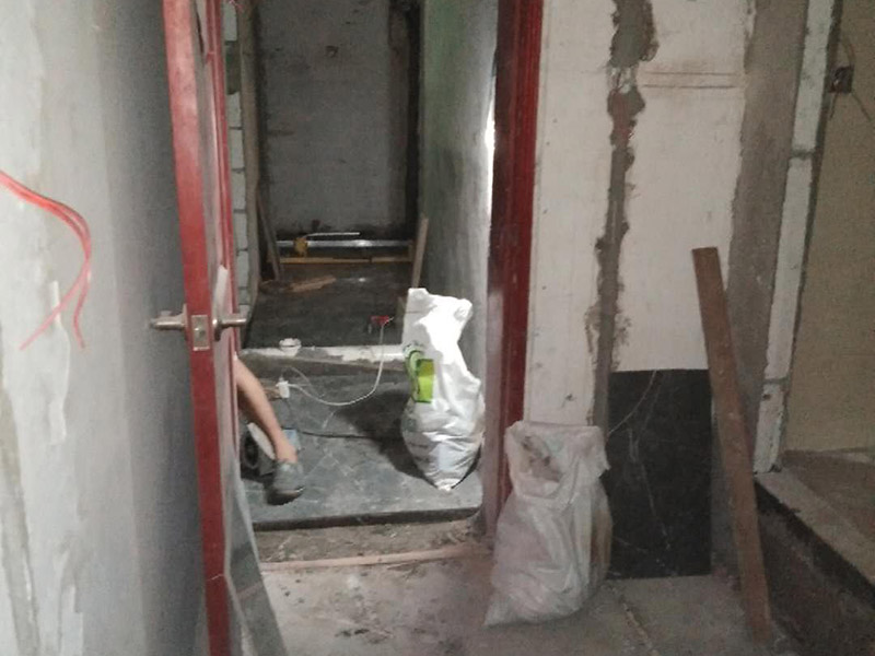 地面水電線路鋪設(shè)：水電改造的第一步是水電定位，也就是根據(jù)用戶的需要確定出全屋開(kāi)關(guān)插座的位置和水路接口的位置，水電工要根據(jù)開(kāi)關(guān)、插座、水龍頭的位置確定線路走向，并按照?qǐng)D紙的設(shè)計(jì)向裝修業(yè)主進(jìn)行說(shuō)明。水電改造時(shí)要注意“水走天、電走地”原則，即水管走天棚，強(qiáng)、弱電盡量走地面，且強(qiáng)、弱電之間不能互相交叉，之間的平行距離要大于30厘米。水電定位之后，接下來(lái)就是打槽了。好的打槽師傅打出的槽基本是一條直線，而且槽邊基本沒(méi)有什么毛齒。注意打槽之前，務(wù)必讓水電工將所有的水電走向在墻上劃出來(lái)標(biāo)明，記得對(duì)照水電圖，看是否一致。