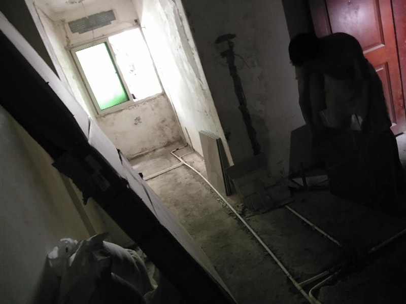 地面水電線路鋪設(shè)：水電改造的第一步是水電定位，也就是根據(jù)用戶的需要確定出全屋開(kāi)關(guān)插座的位置和水路接口的位置，水電工要根據(jù)開(kāi)關(guān)、插座、水龍頭的位置確定線路走向，并按照?qǐng)D紙的設(shè)計(jì)向裝修業(yè)主進(jìn)行說(shuō)明。水電改造時(shí)要注意“水走天、電走地”原則，即水管走天棚，強(qiáng)、弱電盡量走地面，且強(qiáng)、弱電之間不能互相交叉，之間的平行距離要大于30厘米。水電定位之后，接下來(lái)就是打槽了。好的打槽師傅打出的槽基本是一條直線，而且槽邊基本沒(méi)有什么毛齒。注意打槽之前，務(wù)必讓水電工將所有的水電走向在墻上劃出來(lái)標(biāo)明，記得對(duì)照水電圖，看是否一致。
