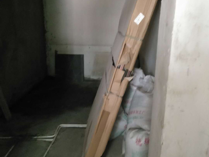 地面水電線路鋪設(shè)：水電改造的第一步是水電定位，也就是根據(jù)用戶的需要確定出全屋開(kāi)關(guān)插座的位置和水路接口的位置，水電工要根據(jù)開(kāi)關(guān)、插座、水龍頭的位置確定線路走向，并按照?qǐng)D紙的設(shè)計(jì)向裝修業(yè)主進(jìn)行說(shuō)明。水電改造時(shí)要注意“水走天、電走地”原則，即水管走天棚，強(qiáng)、弱電盡量走地面，且強(qiáng)、弱電之間不能互相交叉，之間的平行距離要大于30厘米。水電定位之后，接下來(lái)就是打槽了。好的打槽師傅打出的槽基本是一條直線，而且槽邊基本沒(méi)有什么毛齒。注意打槽之前，務(wù)必讓水電工將所有的水電走向在墻上劃出來(lái)標(biāo)明，記得對(duì)照水電圖，看是否一致。
