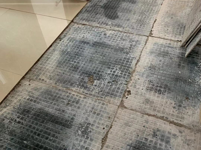 地磚拆除維修：其實關(guān)于拆除地板磚的方法還是比較簡單的。首先要撬開大門口的那塊地磚，因為那塊地磚是有一邊露在外面的所以比較容易撬開。再用扁的鑿子一片一片的往里撬，如果水泥砂漿做的不是特別牢固的話可以直接用錘子把扁撬敲擊地磚和水泥地中間的縫隙。