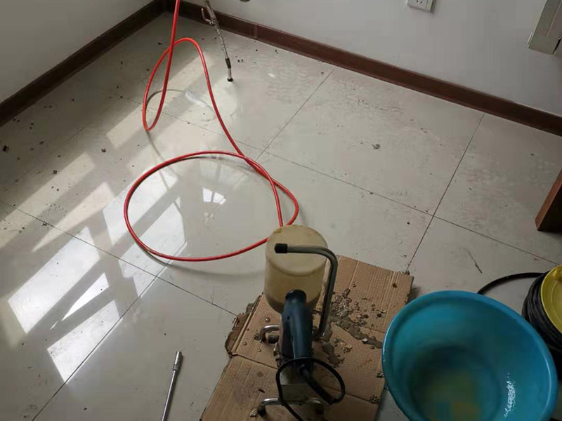 地磚空鼓打壓：般來說之所以會(huì)造成這種情況很多時(shí)候都是因?yàn)槲覀兊牡卮u在鋪設(shè)的時(shí)候，沒有進(jìn)行水泥的澆灌所造成的。當(dāng)然了，也有些時(shí)候是因?yàn)槲覀兊牡卮u日久了，造成了地磚下面的水泥空心的狀況。正常的工序應(yīng)該是水路走完后就要打壓測(cè)試。但既然你已經(jīng)鋪完地板磚了，再打壓測(cè)試也可以。漏不漏不是看哪里有水冒出來，而是看壓力表在保壓24小時(shí)后有無降壓的現(xiàn)象。