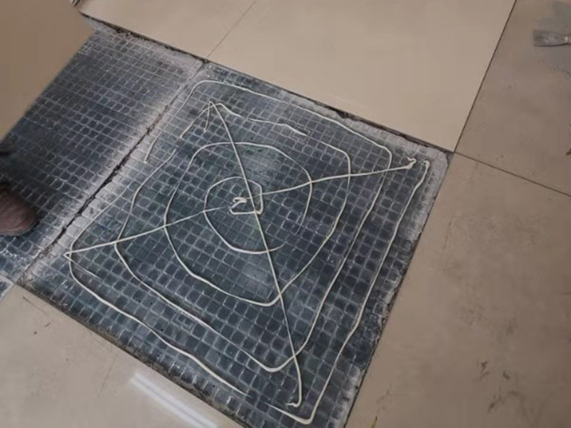 地面空鼓維修：如果是發(fā)現(xiàn)單塊的地磚空鼓超過標準，可以要求裝修人員把磚撬開了重鋪。方法就是取出空鼓的地磚，可利用吸盤，平直的吊出，然后再按照規(guī)范要求進行鋪貼。如果只是小部分松動，可以把磚縫清理干凈，用水把地面充分潤濕，用水泥漿對膠水，用膠榔頭輕輕打擊，使水泥漿滲入，滲入后用重物壓使干后就可；如果是一半以上就要重新處理，膠榔頭輕輕打擊地磚，使地磚完全松動，清理縫隙，取出 地磚，鑿打地面重新粘貼就可以了；