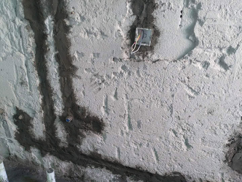 水電改造維修：按走向進行墻面或地面開槽，開槽過程中，不允許出現(xiàn)墻面橫向開槽大于30cm的現(xiàn)象，因為橫向開槽將破壞整樓的承重，使得抗震能力降低而且墻面容易開裂。如果是保溫墻的話，開很長的橫槽有可能會導(dǎo)致開槽上部的保溫層整體脫落。墻面開槽一般都應(yīng)該是豎向垂直開槽。埋入管線(包括布線和接好管道)和暗盒，電路施工時先安裝管路，然后再穿導(dǎo)線，這樣可以避免將來換線出現(xiàn)導(dǎo)線無法抽動的現(xiàn)象。穿管不能使用軟管，防止出現(xiàn)死角。同時電路接頭不要裸露在外面，應(yīng)該安裝在線盒內(nèi)，分線盒之間不允許有接頭。檢測電路，對水路進行試壓，驗收檢查合格后要注意保存好電路施工圖紙，圖紙要與實際相一致，同時圖紙上要標(biāo)明導(dǎo)線規(guī)格及開關(guān)、插座位置。