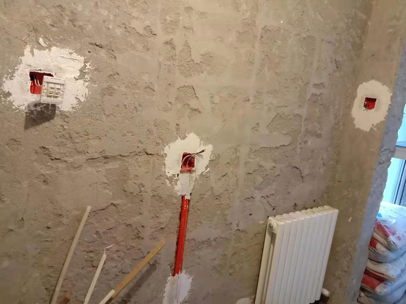 廚房線路改造：插座、照明分線走：插座要設(shè)地線以保證用電安全，共有3根電線，而照明系統(tǒng)不用設(shè)地線，只有兩根線，因此兩支路線最好分開(kāi)，即使電路出現(xiàn)問(wèn)題也便于維修。開(kāi)關(guān)插座遠(yuǎn)離水槽灶具：廚房開(kāi)關(guān)和插座如果靠近灶具，溫度較高容易加速電路老化;也要遠(yuǎn)離水槽，避免受潮而發(fā)生漏電事故。凈水器的電源開(kāi)關(guān)和插座最好放在水槽柜的旁邊，使用防水開(kāi)關(guān)和插座，避免因?yàn)槌睗穸╇姟? width=