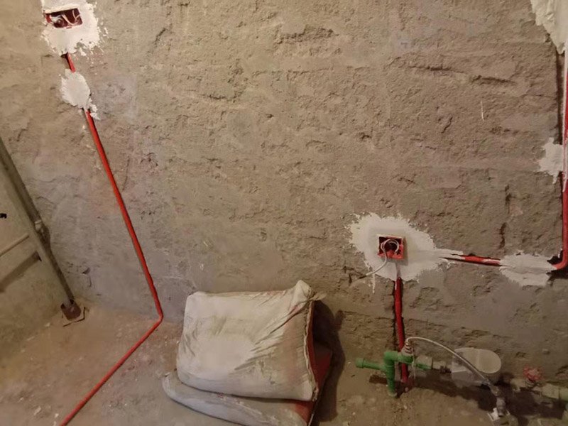 廚房線路改造：插座、照明分線走：插座要設(shè)地線以保證用電安全，共有3根電線，而照明系統(tǒng)不用設(shè)地線，只有兩根線，因此兩支路線最好分開(kāi)，即使電路出現(xiàn)問(wèn)題也便于維修。開(kāi)關(guān)插座遠(yuǎn)離水槽灶具：廚房開(kāi)關(guān)和插座如果靠近灶具，溫度較高容易加速電路老化;也要遠(yuǎn)離水槽，避免受潮而發(fā)生漏電事故。凈水器的電源開(kāi)關(guān)和插座最好放在水槽柜的旁邊，使用防水開(kāi)關(guān)和插座，避免因?yàn)槌睗穸╇姟? width=