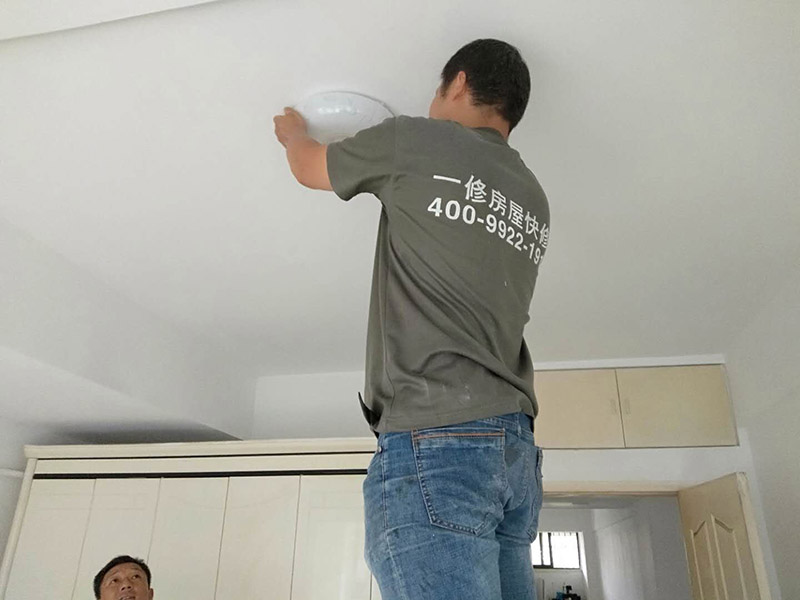 臥室頂燈安裝：選擇造型簡約的臥室頂燈，光源為乳白色光，然后運用光檐照明，使光經(jīng)過頂棚或墻壁反射出來，非常的柔和怡人，還可以安裝一些嵌入式射燈，形成光源相輔相成，更加典雅溫馨。臥室頂燈不能安裝在床頭的上方，這樣會給人們睡眠帶來不便，會給人的精神帶來壓力。 臥室頂燈光源顏色以白色或者黃色為佳，因為白色光源適合人們生活習(xí)慣，而黃色光源具有招財寓;