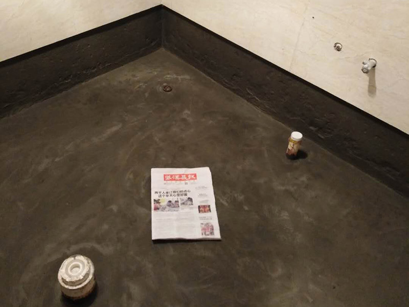 廁所防水，水管打壓測試：首先要進(jìn)行地面處理，確保地面干凈，沒有任何雜物污染，基層表面堅實，無脫皮等現(xiàn)象，我們還要進(jìn)行地面找平，保證地面平整，沒有較大的缺陷和補(bǔ)痕。防水涂料要刷全面，與基層結(jié)合牢固，不會出現(xiàn)氣泡，脫落等問題。我們涂刷時，要由下至上，先墻后地涂刷。一般來說，衛(wèi)生間的防水要做到180厘米，非淋浴墻面防水不能低于35厘米。小編建議防水統(tǒng)一做到180厘米。刷涂料不僅要注意高度，還有注意涂刷的厚度，國家規(guī)定防水涂料要涂到1.5毫米厚。防水涂料是要刷兩遍，第二遍涂料是要等第一遍涂料干透之后才能開始刷。