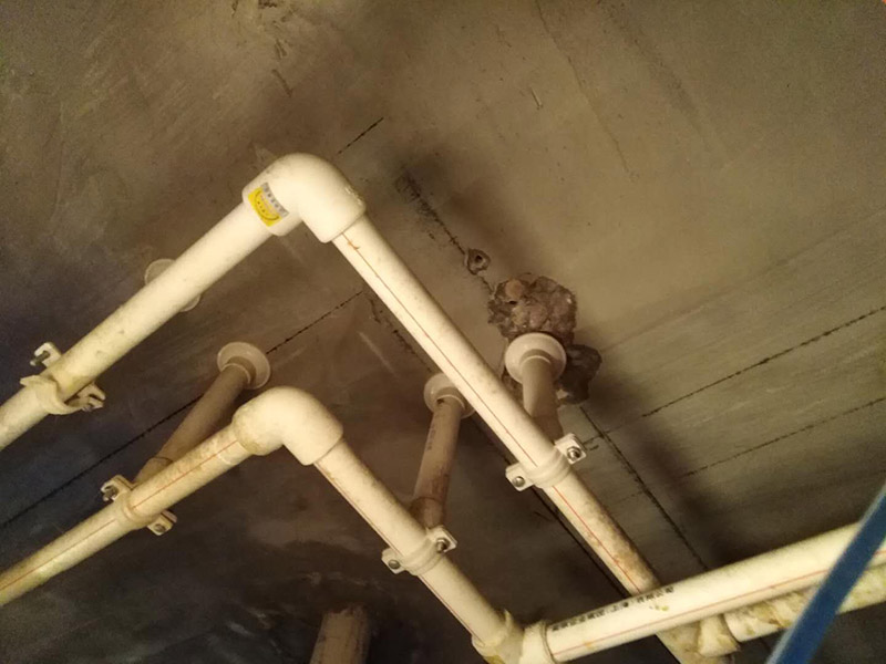 廁所防水，水管打壓測試：首先要進(jìn)行地面處理，確保地面干凈，沒有任何雜物污染，基層表面堅實，無脫皮等現(xiàn)象，我們還要進(jìn)行地面找平，保證地面平整，沒有較大的缺陷和補(bǔ)痕。防水涂料要刷全面，與基層結(jié)合牢固，不會出現(xiàn)氣泡，脫落等問題。我們涂刷時，要由下至上，先墻后地涂刷。一般來說，衛(wèi)生間的防水要做到180厘米，非淋浴墻面防水不能低于35厘米。小編建議防水統(tǒng)一做到180厘米。刷涂料不僅要注意高度，還有注意涂刷的厚度，國家規(guī)定防水涂料要涂到1.5毫米厚。防水涂料是要刷兩遍，第二遍涂料是要等第一遍涂料干透之后才能開始刷。