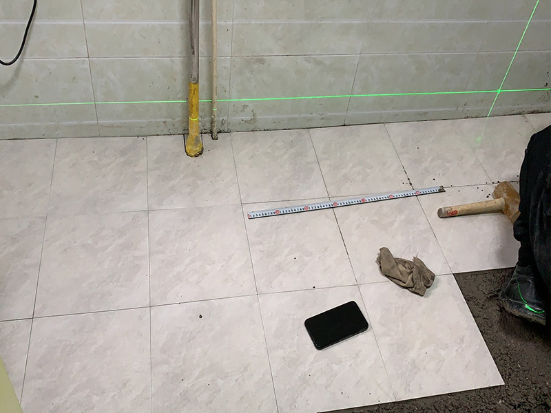 地面貼磚裝修：貼瓷磚有基層處理、彈線控制、排磚、勾縫、擦縫、養(yǎng)護(hù)這些步驟。在做基層處理的時候，必須將上面的浮土等雜物全部清理干凈，否則會影響瓷磚粘結(jié)效果。而當(dāng)瓷磚全部鋪貼完成二十四小時之后，還需對其進(jìn)行灑水養(yǎng)護(hù)，并且養(yǎng)護(hù)時間不能低于一周。