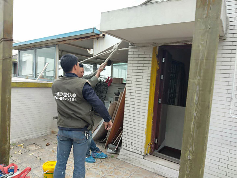 空調(diào)外機(jī)PVC管防水維修：先明確什么地方漏水。如果只是接頭漏，在管材質(zhì)量合格前提下，可換接頭或在接頭處加上防漏密封膠帶、AB密封膠等;如果是管材質(zhì)量不好，應(yīng)該更換管材。還可以在漏水的地方涂上調(diào)好的AB膠，再在上面纏上一層綢帶，使綢帶上浸滿AB膠再在綢帶上面涂一層AB膠，整個(gè)過(guò)程動(dòng)作要快也可以分兩次或多次。