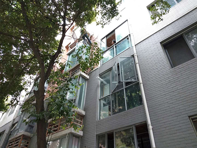 空調(diào)外機(jī)PVC管防水維修：先明確什么地方漏水。如果只是接頭漏，在管材質(zhì)量合格前提下，可換接頭或在接頭處加上防漏密封膠帶、AB密封膠等;如果是管材質(zhì)量不好，應(yīng)該更換管材。還可以在漏水的地方涂上調(diào)好的AB膠，再在上面纏上一層綢帶，使綢帶上浸滿AB膠再在綢帶上面涂一層AB膠，整個(gè)過(guò)程動(dòng)作要快也可以分兩次或多次。
