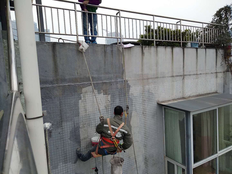 外墻涂刷防水：清理基層，新舊面層必須清理干凈，不得有雜物和灰塵，以免影響粘結(jié)強(qiáng)度，涂刷防水涂料時(shí)基層應(yīng)干燥?；鶎忧謇砉ば蛲瓿芍?，接下來(lái)，清理死角，也就是所謂的陰陽(yáng)角、施工縫、伸縮縫等比較重要的部位進(jìn)行處理，尤其注意的是泄水孔要加強(qiáng)處理，需要涂刷2－3遍防水底層涂料。將攪拌均勻的晨光防水涂料根據(jù)現(xiàn)場(chǎng)要涂刷的面積開(kāi)始涂刷，基層涂刷要大于粘卷材的面積，不要超過(guò)三十。刷第二次涂料之前必須要等一次涂料完全凝固后方可再次涂刷，底層涂料次涂刷完畢后約4—8左右。要等第二次涂料完全凝固后方可施工。