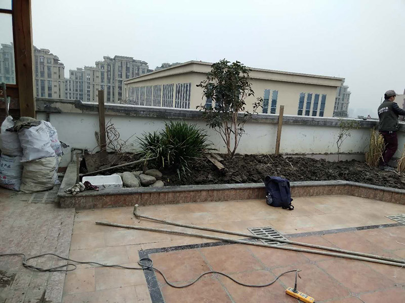 高空外墻防水：清理基層，新舊面層必須清理干凈，不得有雜物和灰塵，以免影響粘結(jié)強(qiáng)度，涂刷防水涂料時(shí)基層應(yīng)干燥。接下來，清理死角，也就是所謂的陰陽(yáng)角、施工縫、伸縮縫等比較重要的部位進(jìn)行處理，尤其注意的是泄水孔要加強(qiáng)處理，需要涂刷2-3遍防水底層涂料。將攪拌均勻的防水涂料根據(jù)現(xiàn)場(chǎng)要涂刷的面積開始涂刷，基層涂刷要大于粘卷材的面積，不要超過三十分鐘，涂刷第二次涂料之前必須要等第一次涂料完全凝固后方可再次涂刷，底層涂料第一次涂刷完畢后約4-8小時(shí)左右，方可再次涂刷第二次和第三次底層涂料，第一次涂刷厚度為0.5mm、第二次涂刷厚度為0.5mm左右、第三次涂刷厚度為0.5mm左右。粘結(jié)卷材時(shí)要等第二次涂料完全凝固后方可施工。