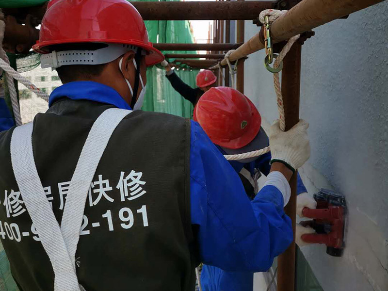 高空外墻防水：首先清理基層，新舊面層必須清理干凈，不得有雜物和灰塵，以免影響粘結(jié)強度，涂刷防水涂料時基層應干燥。接下來，清理死角，也就是所謂的陰陽角、施工縫、伸縮縫等比較重要的部位進行處理，尤其注意的是泄水孔要加強處理，需要涂刷2-3遍防水底層涂料。備好防水卷材、防水涂料、基層涂料和粘接卷材的涂料必須要分清，為提高防水卷材與基層粘結(jié)性，可用底層涂料反復涂刷，涂刷均勻，覆蓋完全，充分滲入混凝土基層，以提高粘結(jié)強度和抗剪切強度。涂刷第二次涂料之前必須要等第一次涂料完全凝固后方可再次涂刷，底層涂料第一次涂刷完畢后約4-8小時左右，方可再次涂刷第二次和第三次底層涂料。