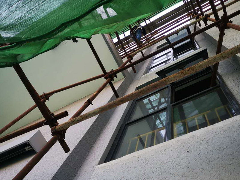 高空外墻防水：首先清理基層，新舊面層必須清理干凈，不得有雜物和灰塵，以免影響粘結(jié)強度，涂刷防水涂料時基層應干燥。接下來，清理死角，也就是所謂的陰陽角、施工縫、伸縮縫等比較重要的部位進行處理，尤其注意的是泄水孔要加強處理，需要涂刷2-3遍防水底層涂料。備好防水卷材、防水涂料、基層涂料和粘接卷材的涂料必須要分清，為提高防水卷材與基層粘結(jié)性，可用底層涂料反復涂刷，涂刷均勻，覆蓋完全，充分滲入混凝土基層，以提高粘結(jié)強度和抗剪切強度。涂刷第二次涂料之前必須要等第一次涂料完全凝固后方可再次涂刷，底層涂料第一次涂刷完畢后約4-8小時左右，方可再次涂刷第二次和第三次底層涂料。