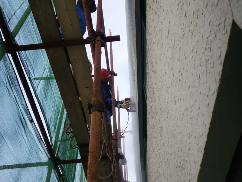 高空外墻防水：首先清理基層，新舊面層必須清理干凈，不得有雜物和灰塵，以免影響粘結(jié)強度，涂刷防水涂料時基層應干燥。接下來，清理死角，也就是所謂的陰陽角、施工縫、伸縮縫等比較重要的部位進行處理，尤其注意的是泄水孔要加強處理，需要涂刷2-3遍防水底層涂料。備好防水卷材、防水涂料、基層涂料和粘接卷材的涂料必須要分清，為提高防水卷材與基層粘結(jié)性，可用底層涂料反復涂刷，涂刷均勻，覆蓋完全，充分滲入混凝土基層，以提高粘結(jié)強度和抗剪切強度。涂刷第二次涂料之前必須要等第一次涂料完全凝固后方可再次涂刷，底層涂料第一次涂刷完畢后約4-8小時左右，方可再次涂刷第二次和第三次底層涂料。