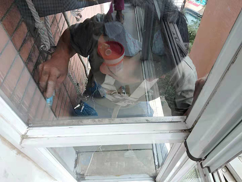 窗戶打膠刷防水:窗框就位→框固定→填塞縫隙→安五金配件→安玻璃→打膠、清理。當門窗采用預(yù)埋木磚法與墻體連接時，木磚應(yīng)進行防腐處理，窗框與洞口之間的伸縮縫內(nèi)腔應(yīng)采用閉孔泡沫塑料、發(fā)泡聚苯乙燃等彈性材料分層填塞，表面用密封膠密封。