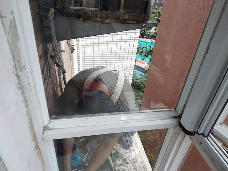 窗戶打膠刷防水:窗框就位→框固定→填塞縫隙→安五金配件→安玻璃→打膠、清理。當門窗采用預(yù)埋木磚法與墻體連接時，木磚應(yīng)進行防腐處理，窗框與洞口之間的伸縮縫內(nèi)腔應(yīng)采用閉孔泡沫塑料、發(fā)泡聚苯乙燃等彈性材料分層填塞，表面用密封膠密封。