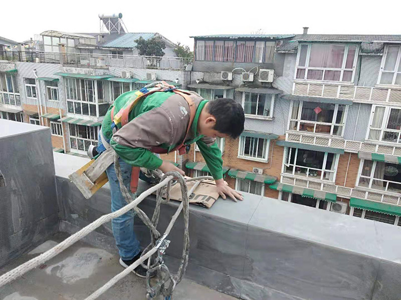 外墻滾刷防水：為保證防水層的鋪設(shè)質(zhì)量和節(jié)省防水涂料，基層、內(nèi)外墻等位置涂刷防水涂料處應(yīng)平整、無凹凸不平、蜂窩麻面、浮碴、浮灰、油污等。在管根、管道、陰陽角、施工縫等易發(fā)生漏水的部位應(yīng)增強(qiáng)處理。在管根、管道周圍鑿開采用水不漏進(jìn)行封堵，然后再用油漆刷涂刷一至兩遍防水涂料；陰陽角、施工縫部位采用玻纖網(wǎng)格布增強(qiáng)處理后用刮板刮涂一遍防水涂料，增強(qiáng)網(wǎng)格布寬度為300㎜。施工時(shí)應(yīng)邊涂刷邊檢查，發(fā)現(xiàn)缺陷及時(shí)修補(bǔ)，涂膜應(yīng)完全干燥2天后方可進(jìn)行下道工序施工，施工時(shí)應(yīng)注意對涂膜防水層的保護(hù)，以免人為或外為破壞防水層。側(cè)墻防水層保護(hù)材料建議采用聚苯板或砂漿粉刷保護(hù)。頂板防水層保護(hù)材料宜采用砂漿或細(xì)石混凝土進(jìn)行保護(hù)。