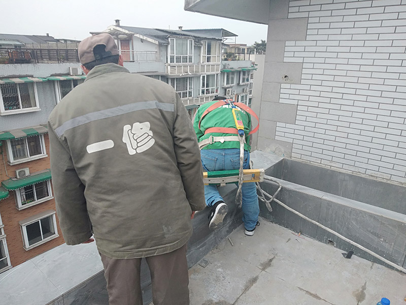 外墻滾刷防水：為保證防水層的鋪設(shè)質(zhì)量和節(jié)省防水涂料，基層、內(nèi)外墻等位置涂刷防水涂料處應(yīng)平整、無凹凸不平、蜂窩麻面、浮碴、浮灰、油污等。在管根、管道、陰陽角、施工縫等易發(fā)生漏水的部位應(yīng)增強(qiáng)處理。在管根、管道周圍鑿開采用水不漏進(jìn)行封堵，然后再用油漆刷涂刷一至兩遍防水涂料；陰陽角、施工縫部位采用玻纖網(wǎng)格布增強(qiáng)處理后用刮板刮涂一遍防水涂料，增強(qiáng)網(wǎng)格布寬度為300㎜。施工時(shí)應(yīng)邊涂刷邊檢查，發(fā)現(xiàn)缺陷及時(shí)修補(bǔ)，涂膜應(yīng)完全干燥2天后方可進(jìn)行下道工序施工，施工時(shí)應(yīng)注意對涂膜防水層的保護(hù)，以免人為或外為破壞防水層。側(cè)墻防水層保護(hù)材料建議采用聚苯板或砂漿粉刷保護(hù)。頂板防水層保護(hù)材料宜采用砂漿或細(xì)石混凝土進(jìn)行保護(hù)。