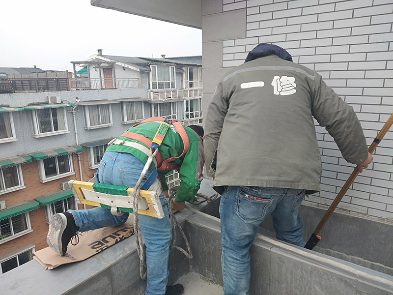 外墻滾刷防水：為保證防水層的鋪設(shè)質(zhì)量和節(jié)省防水涂料，基層、內(nèi)外墻等位置涂刷防水涂料處應(yīng)平整、無凹凸不平、蜂窩麻面、浮碴、浮灰、油污等。在管根、管道、陰陽角、施工縫等易發(fā)生漏水的部位應(yīng)增強(qiáng)處理。在管根、管道周圍鑿開采用水不漏進(jìn)行封堵，然后再用油漆刷涂刷一至兩遍防水涂料；陰陽角、施工縫部位采用玻纖網(wǎng)格布增強(qiáng)處理后用刮板刮涂一遍防水涂料，增強(qiáng)網(wǎng)格布寬度為300㎜。施工時(shí)應(yīng)邊涂刷邊檢查，發(fā)現(xiàn)缺陷及時(shí)修補(bǔ)，涂膜應(yīng)完全干燥2天后方可進(jìn)行下道工序施工，施工時(shí)應(yīng)注意對涂膜防水層的保護(hù)，以免人為或外為破壞防水層。側(cè)墻防水層保護(hù)材料建議采用聚苯板或砂漿粉刷保護(hù)。頂板防水層保護(hù)材料宜采用砂漿或細(xì)石混凝土進(jìn)行保護(hù)。