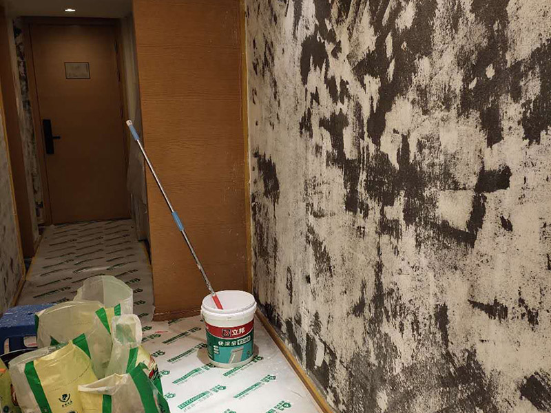 墻面拆除翻新：舊墻面翻新自己動手首先用水將墻面浸濕，這樣在鏟除墻面時比較省力，墻面必須要鏟到露出水泥砂漿面。然后是涂刷界面劑，一定要全部都刷到而且要均勻。墻面的裂縫通常都是用牛皮紙帶及白乳膠來貼住，但不能保證它能百分百不再開裂。如果墻面凹凸不平，那么就需要用石膏來找平，誤差最好不要超過0.5公分。非承重墻一般都是需要貼布的，所以最好選擇質地好的墻布和白乳膠，有條件的話可以使用網格布，對于防裂效果會更好。
 在挑選膩子時應該選顆粒細度高及質地較硬的，或是把白乳膠添加到膩子中提高膩子的硬度。打磨墻面要選用細砂紙，砂紙如果過粗會在墻面上留下很深的砂痕，就算是刷漆也沒辦法遮蓋住。墻面打磨之后要清掃一遍，否則粉塵過多會影響到漆的附著力。