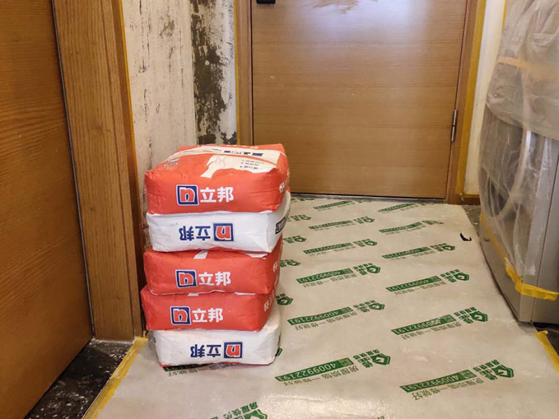 墻面拆除翻新：舊墻面翻新自己動手首先用水將墻面浸濕，這樣在鏟除墻面時比較省力，墻面必須要鏟到露出水泥砂漿面。然后是涂刷界面劑，一定要全部都刷到而且要均勻。墻面的裂縫通常都是用牛皮紙帶及白乳膠來貼住，但不能保證它能百分百不再開裂。如果墻面凹凸不平，那么就需要用石膏來找平，誤差最好不要超過0.5公分。非承重墻一般都是需要貼布的，所以最好選擇質地好的墻布和白乳膠，有條件的話可以使用網格布，對于防裂效果會更好。  在挑選膩子時應該選顆粒細度高及質地較硬的，或是把白乳膠添加到膩子中提高膩子的硬度。打磨墻面要選用細砂紙，砂紙如果過粗會在墻面上留下很深的砂痕，就算是刷漆也沒辦法遮蓋住。墻面打磨之后要清掃一遍，否則粉塵過多會影響到漆的附著力。