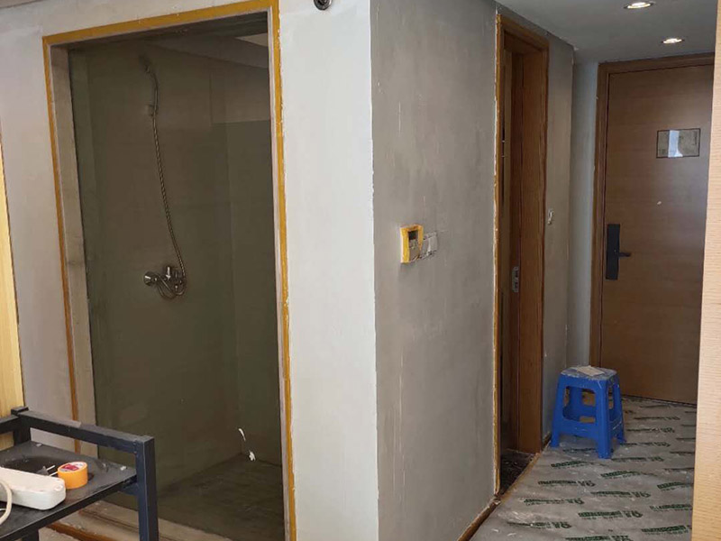 墻面拆除翻新：舊墻面翻新自己動手首先用水將墻面浸濕，這樣在鏟除墻面時比較省力，墻面必須要鏟到露出水泥砂漿面。然后是涂刷界面劑，一定要全部都刷到而且要均勻。墻面的裂縫通常都是用牛皮紙帶及白乳膠來貼住，但不能保證它能百分百不再開裂。如果墻面凹凸不平，那么就需要用石膏來找平，誤差最好不要超過0.5公分。非承重墻一般都是需要貼布的，所以最好選擇質地好的墻布和白乳膠，有條件的話可以使用網格布，對于防裂效果會更好。  在挑選膩子時應該選顆粒細度高及質地較硬的，或是把白乳膠添加到膩子中提高膩子的硬度。打磨墻面要選用細砂紙，砂紙如果過粗會在墻面上留下很深的砂痕，就算是刷漆也沒辦法遮蓋住。墻面打磨之后要清掃一遍，否則粉塵過多會影響到漆的附著力。