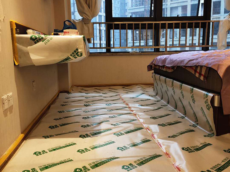 房屋地面家具保護(hù)：入戶門的保護(hù)入戶門是各種裝修物料進(jìn)場(chǎng)以及各種建筑裝修垃圾清理的必經(jīng)之路,這些物品在搬運(yùn)的過程中,與入戶門發(fā)生磕碰、摩擦的機(jī)率大大增加,所以,第一個(gè)需要做好成品保護(hù)的地方就是入戶門?？梢允褂贸善繁Ｗo(hù)膜將門包裹，地面鋪地面保護(hù)膜。