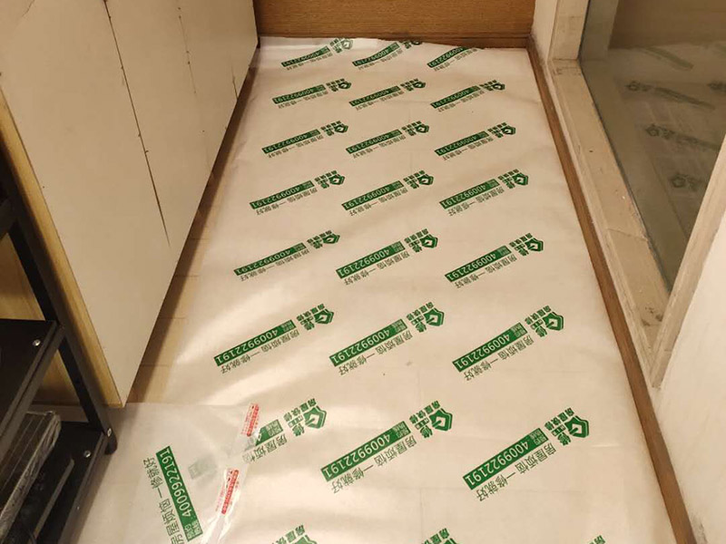 房屋地面家具保護(hù)：入戶門的保護(hù)入戶門是各種裝修物料進(jìn)場(chǎng)以及各種建筑裝修垃圾清理的必經(jīng)之路,這些物品在搬運(yùn)的過程中,與入戶門發(fā)生磕碰、摩擦的機(jī)率大大增加,所以,第一個(gè)需要做好成品保護(hù)的地方就是入戶門?？梢允褂贸善繁Ｗo(hù)膜將門包裹，地面鋪地面保護(hù)膜。