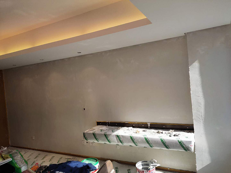 房屋地面家具保護(hù)：入戶門的保護(hù)入戶門是各種裝修物料進(jìn)場(chǎng)以及各種建筑裝修垃圾清理的必經(jīng)之路,這些物品在搬運(yùn)的過程中,與入戶門發(fā)生磕碰、摩擦的機(jī)率大大增加,所以,第一個(gè)需要做好成品保護(hù)的地方就是入戶門。可以使用成品保護(hù)膜將門包裹，地面鋪地面保護(hù)膜。