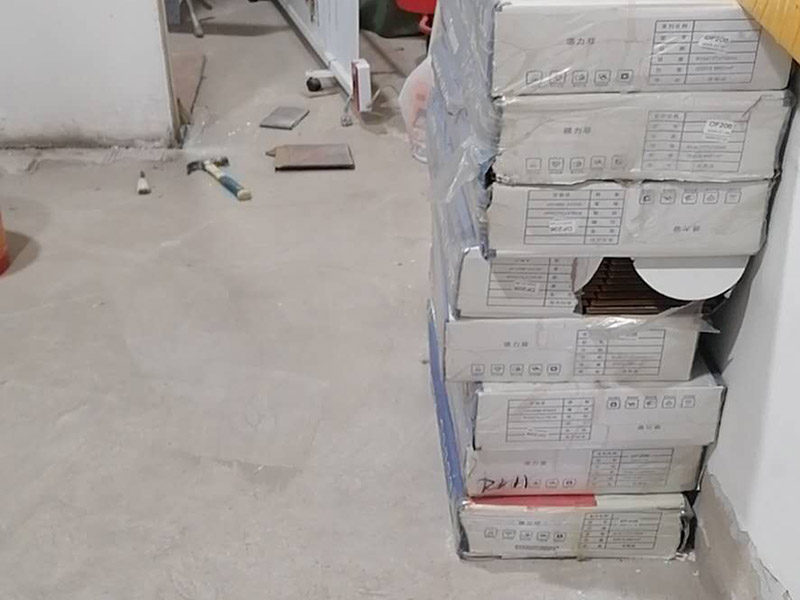 地面地板鋪貼：首先就需要找平地面，清潔地面 鋪裝地板前,最好對地面進(jìn)行清潔。先在地面上鋪上較軟較厚的專用地板墊，用于防水防潮。地板墊還有減震和保持地面平整的作用，比如哪里有點(diǎn)不平，可以鋪兩層。然后需要對地板進(jìn)行處理，主要是切割處理。地板鋪裝時(shí)，需要提前預(yù)留安裝踢腳線的空間。施工師傅的方法是，將提前準(zhǔn)備的一些厚度一致的小木塊擱在墻面和地板之間，木塊的厚度和踢腳線的厚度一致，以此留出放置踢腳線的空間。